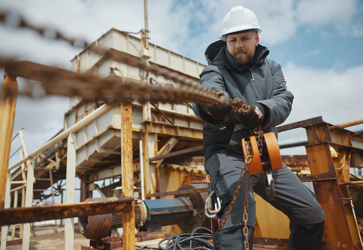 Medewerker die aan het werk is met werkkleding geschikt voor de Bouw & Techniek