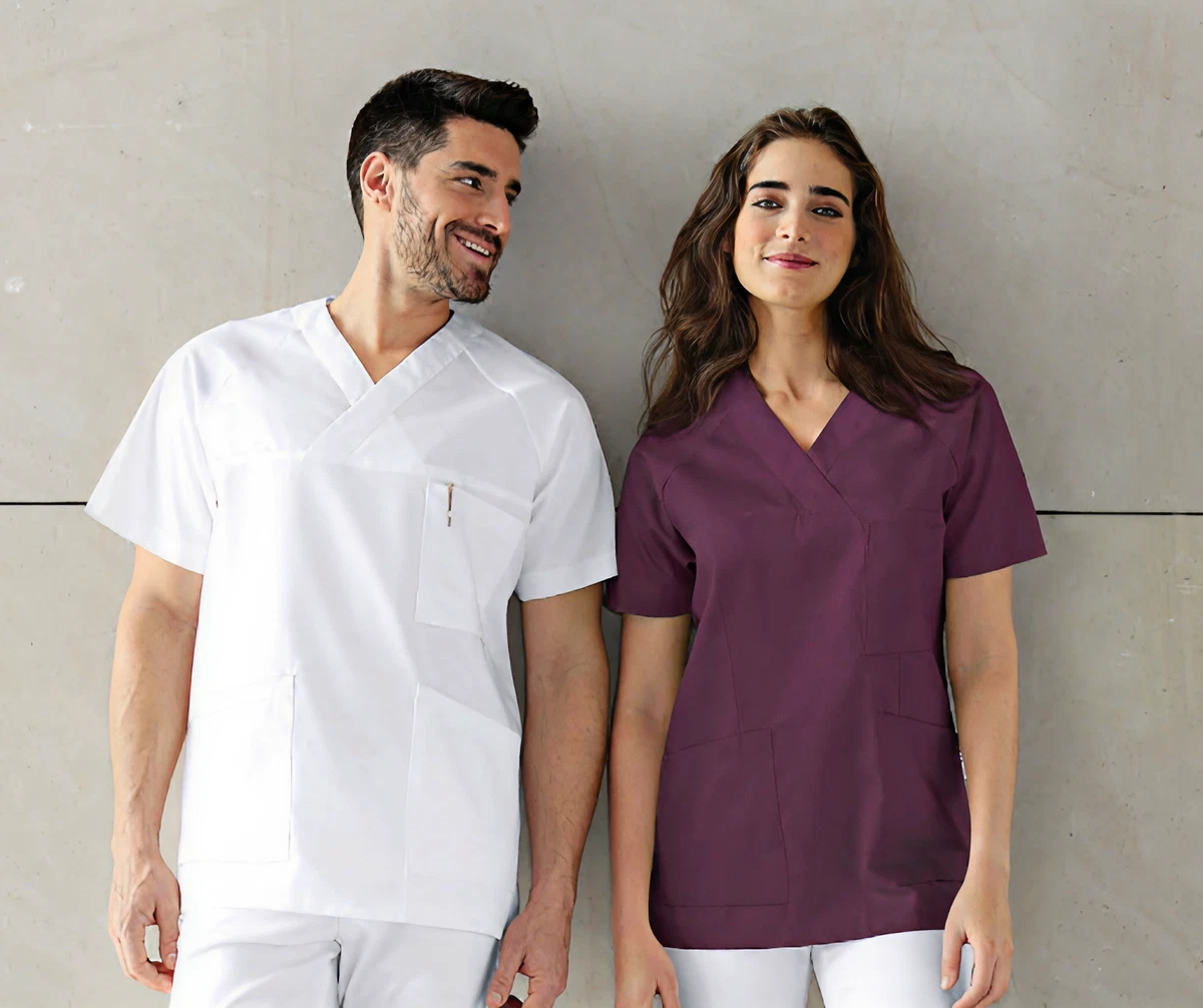 2 verpleegsters met Zorgkleding voor in de zorg
