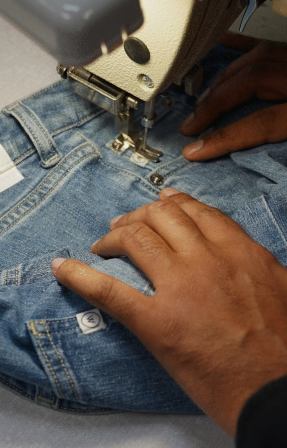 Foto van afwerking op maat, wij zorgen ervoor dat jouw logo op kleding komt. En waar nodig de kleding vermaakt.