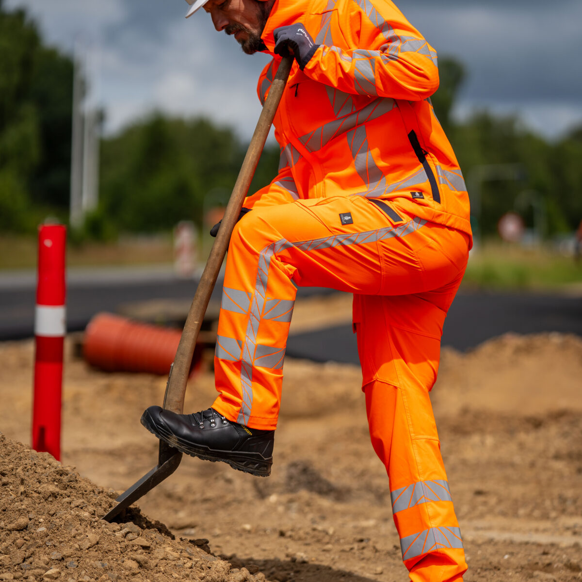 Medewerker aan het werk met werkkledingen of veiligheidskleding geschikt voor Infra